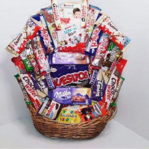 cesta mediana variado de chocolate kitkat,twix,kinder,milka.. – El Rincón  del Gnomo